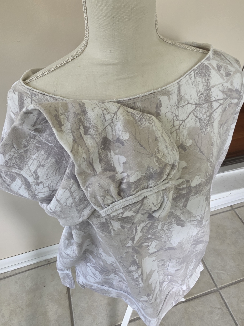 Hollister Camo Crewneck Sweatshirt - Picture 5 of 6